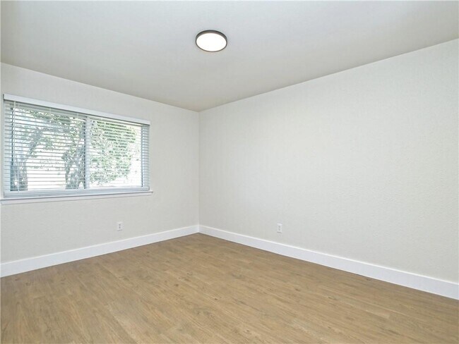 Building Photo - 11711 Oak Knoll Dr