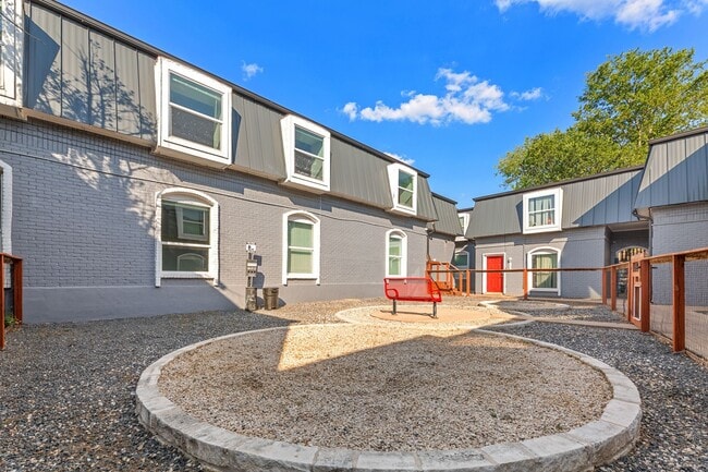 Building Photo - 5005 Manor Rd