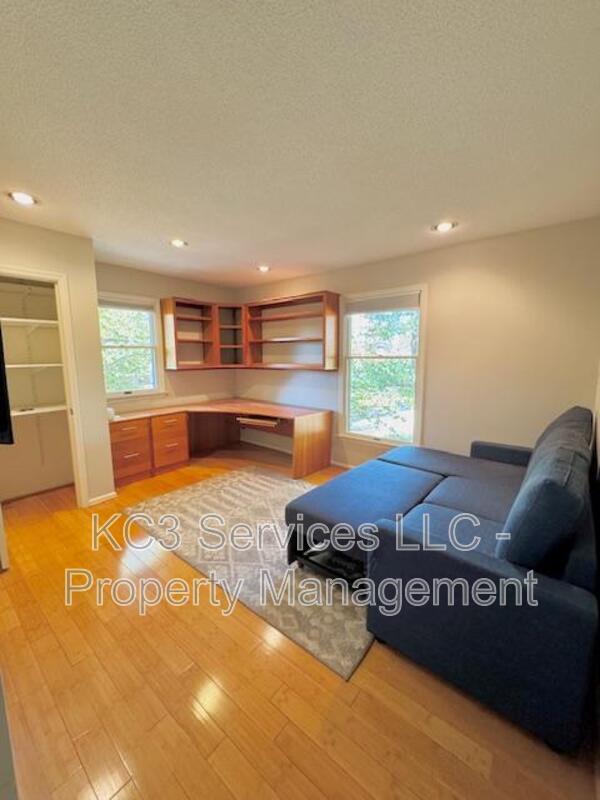 Building Photo - 615 E 101st Ter