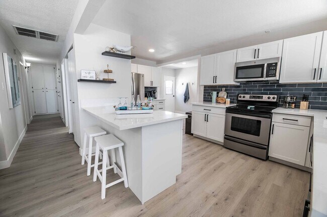 Building Photo - AMERICANA Property Mgmt - Fully furnished ...