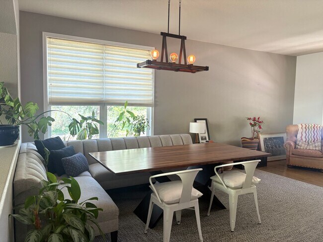 Building Photo - High-End 4 Bed 3.5 Bath Home Next to Arapa...