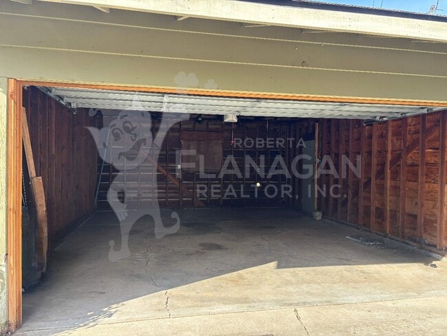 Building Photo - 2 Bedroom/1 bathroom home on large lot