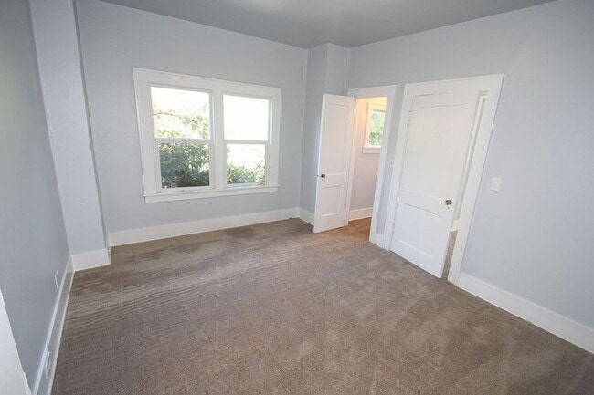 Building Photo - PRIVATE BOTHELL HOME FOR RENT W LARGE YARD & NEW PAINT & CARPET!