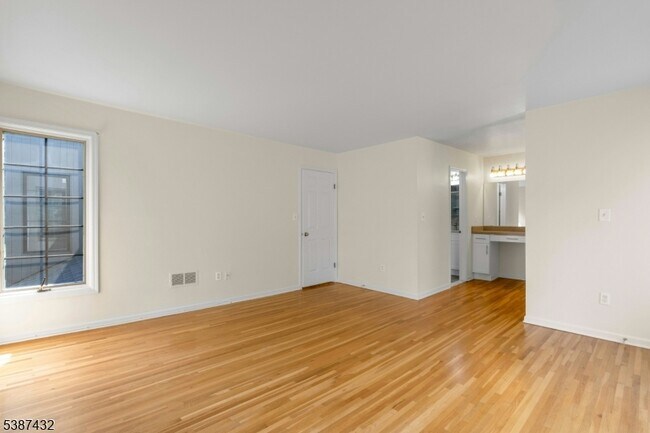 Building Photo - 10 Shelley Pl