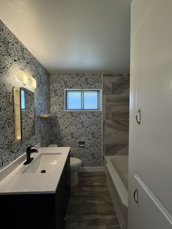 Building Photo - Cute, Comfy & Convenient — 4-Bedroom Ogden...