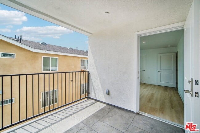 Building Photo - 3221 W 71st St
