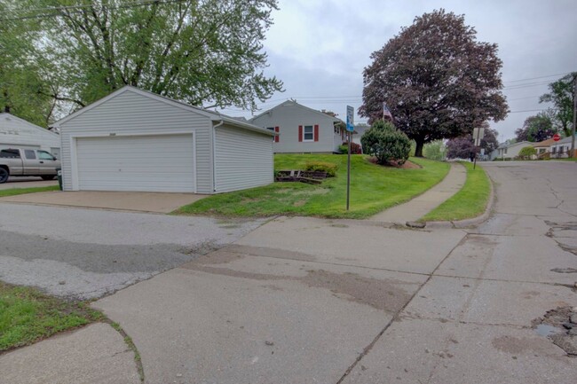 Building Photo - Remodeled 3 Bedroom Home