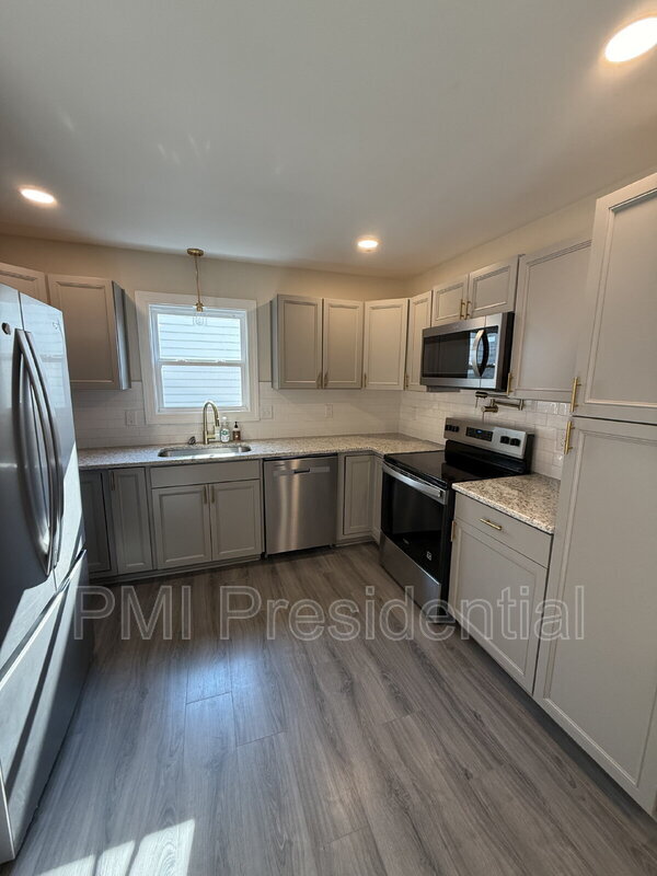 Building Photo - 13702 Danbury Dr