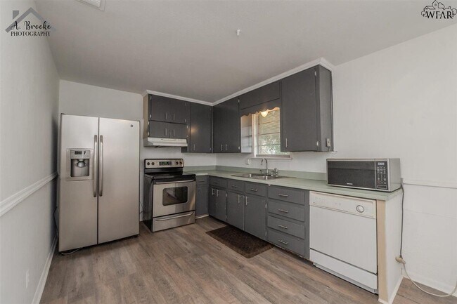 Building Photo - 5017 Kingston Dr