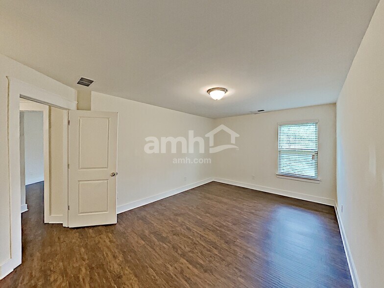 Building Photo - 1084 Adams Haven Bend
