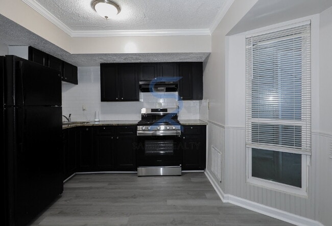 Building Photo - Move in before November 15th and choose yo...