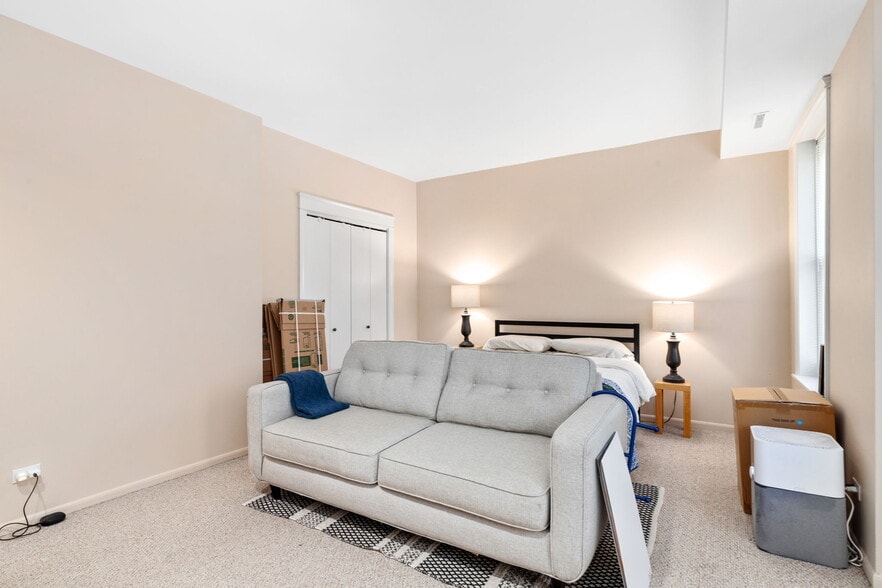 Building Photo - 104 W Oak St