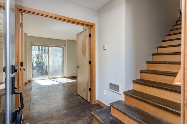 Building Photo - Luxury Three Bedroom Townhome in Johns Lan...
