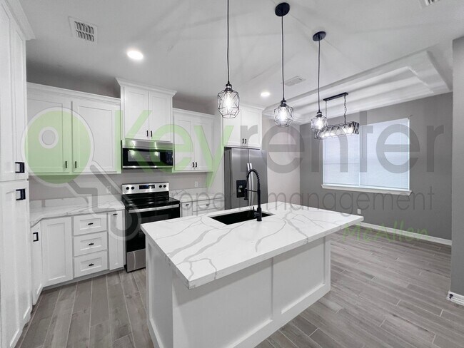 Building Photo - Stunning 3- bed/ 2.5 upgraded luxury townhome in Pharr at a Reduced Price