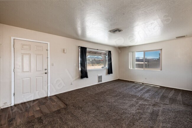 Building Photo - PET FRIENDLY HOME ON ONE ACRE