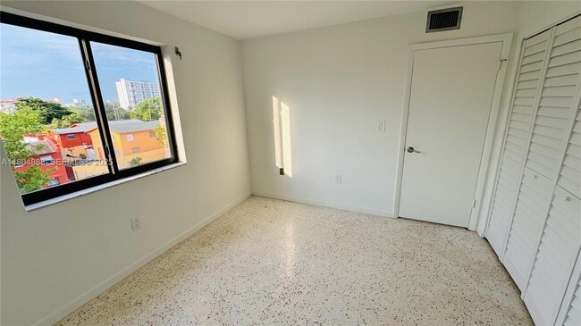 Building Photo - 1530 SW 2nd St