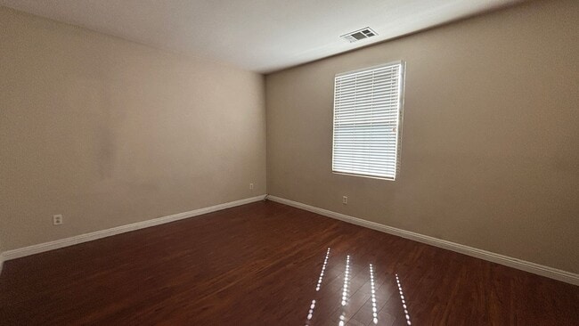 Building Photo - Lovely Townhouse Located in Lake Elsinore!