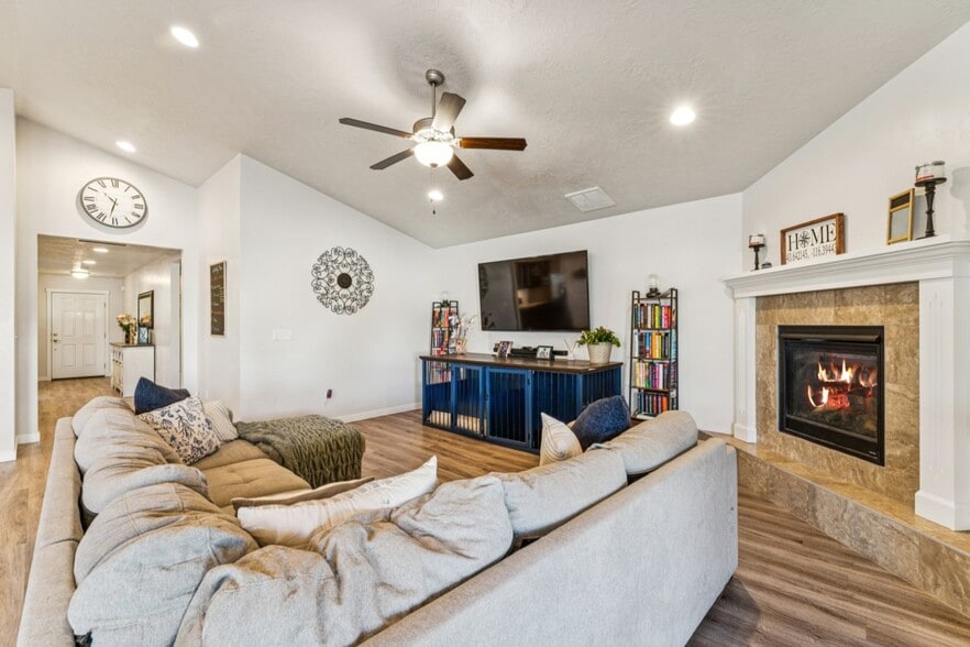 Building Photo - 4233 N Price Ave