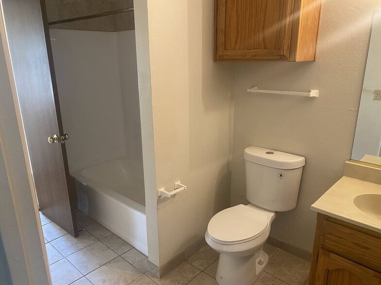 Building Photo - 1529 Racquet Club Dr