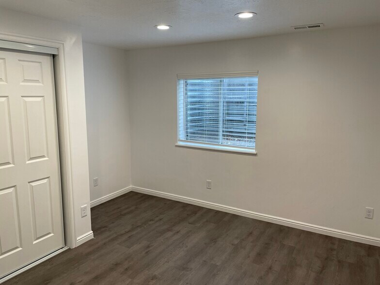 Building Photo - 949 N 400 E
