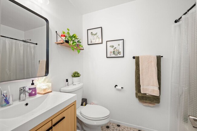 Building Photo - Semi furnished!