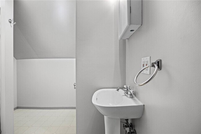 Building Photo - 164 Laburnam Crescent