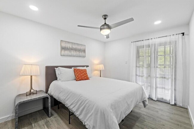 Building Photo - 3520 Highland View Dr