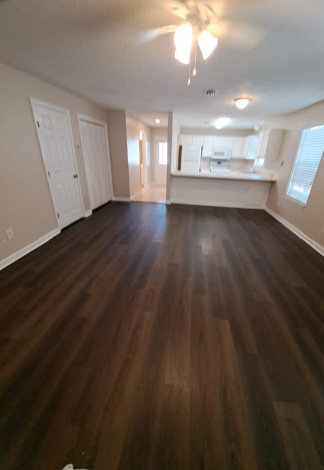Building Photo - 5518 Beach Dr