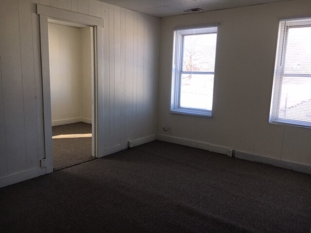 Building Photo - 376 N Elm St