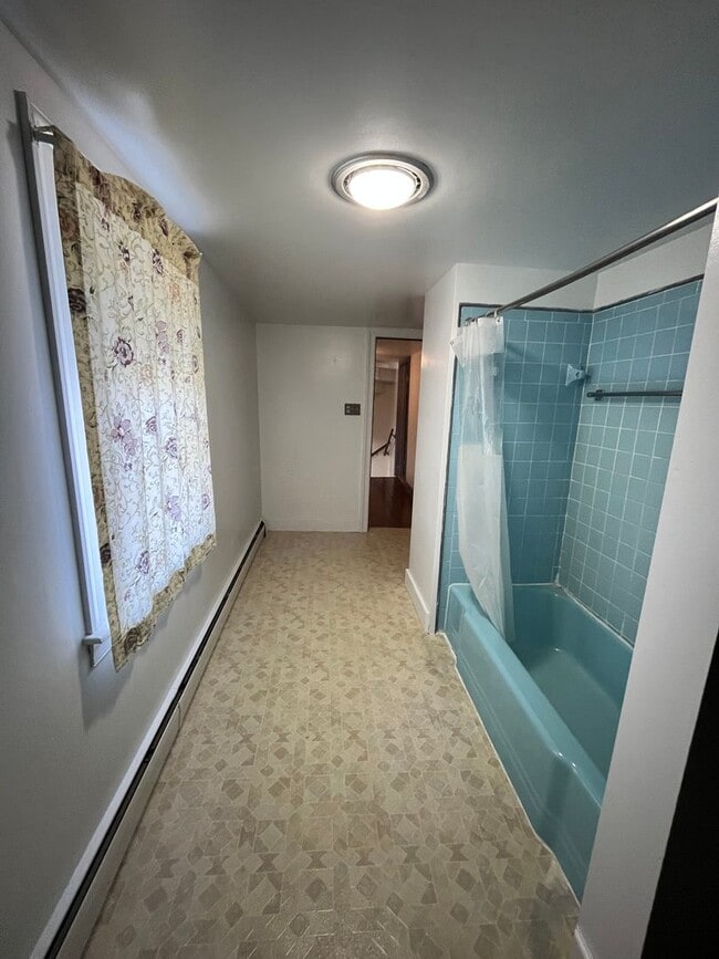 Building Photo - Spacious 3-Bedroom Farmhouse for Rent – Pe...