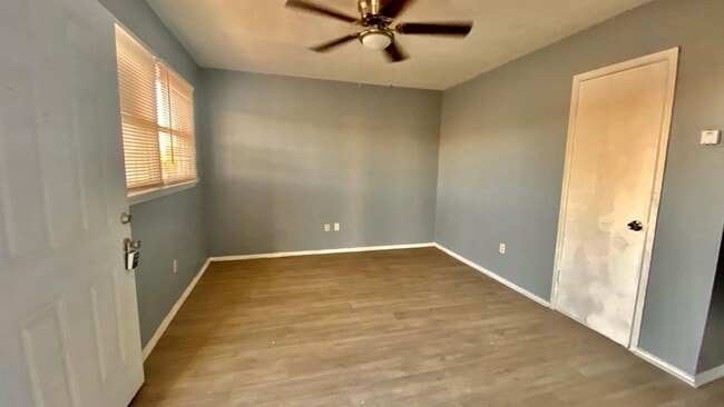Building Photo - Handyman Special $0 First Month's Rent / “You fix, you SAVE BIG!!” Contact Mayshell for details: ...