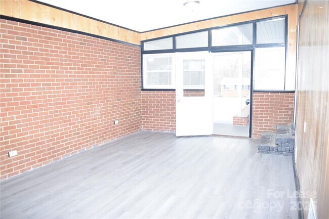 Building Photo - Charming 3 Bed 2 Bath Brick Home with Reno...