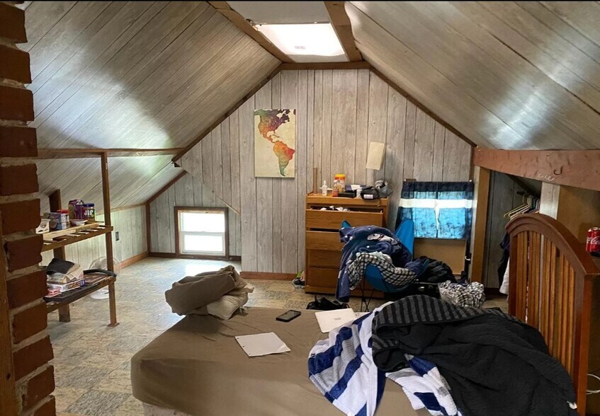 Super large attic bedroom available - 2522 College St