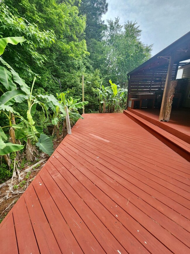 Building Photo - Spacious 3 bedroom with an outside oasis -...