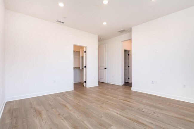 Building Photo - Contemporary Living in the Heart of Millenia