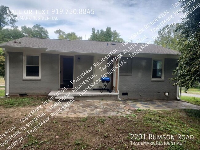 Building Photo - Charming 2-Bedroom, 1-Bathroom Home – 800 ...