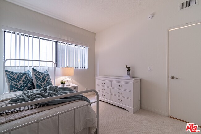Building Photo - 723 Westmount Dr