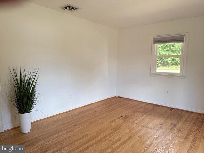 Building Photo - 5865 Websters Way