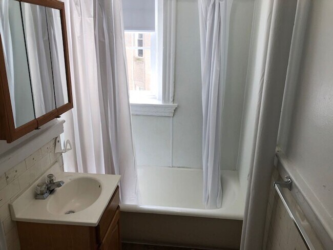 Building Photo - 9/1 No Fee! Spacious Studio in Fenway/Kenmore!