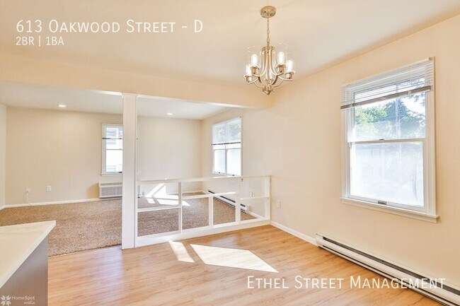Building Photo - 613 Oakwood St