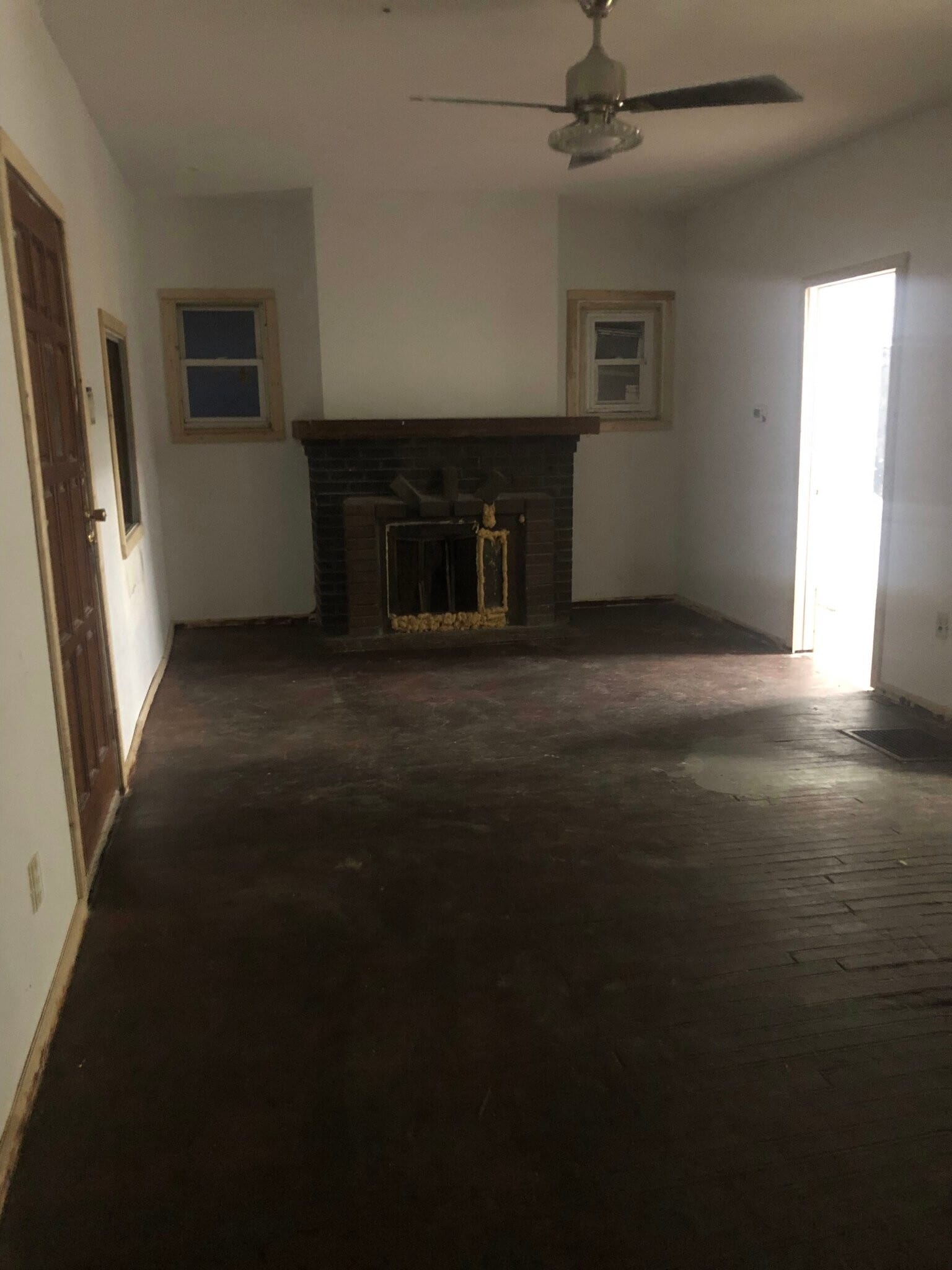 Building Photo - 327 E Stuart Ave
