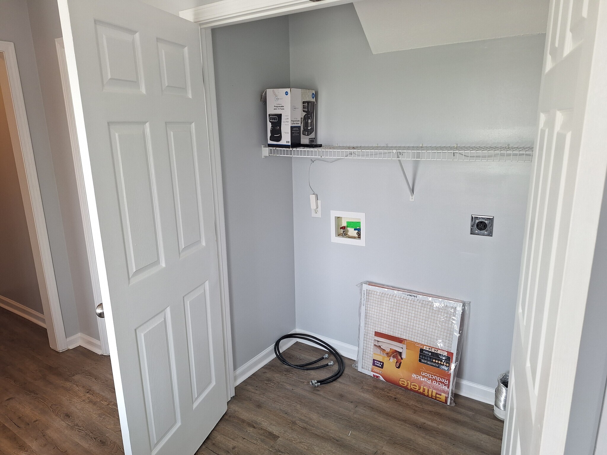 Laundry with washer dryer hook-up - 695 Artic Ave