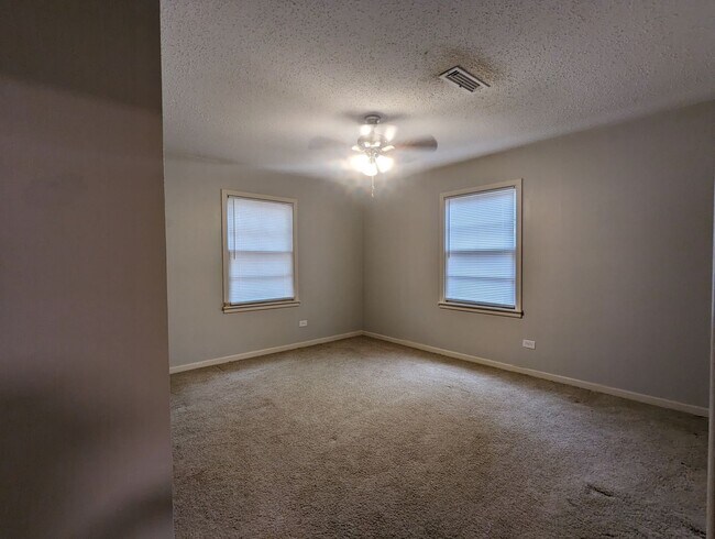 Building Photo - 3 Bed 1 Bath, Arkansas Side