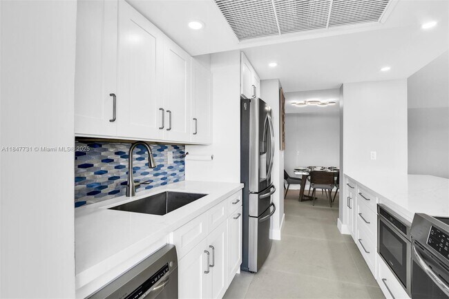 Building Photo - 2701 N Ocean Blvd