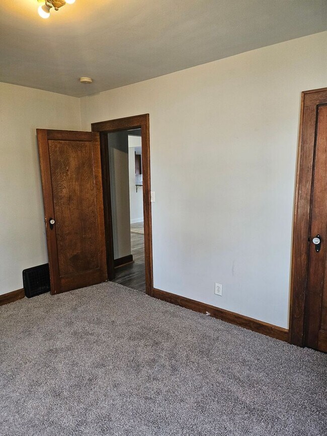 Building Photo - 2 bed 1 house