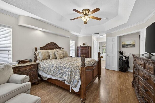 Building Photo - 146 Fernwood Crescent