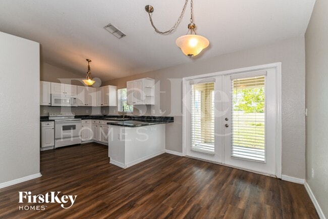 Building Photo - 904 NW 8th Pl