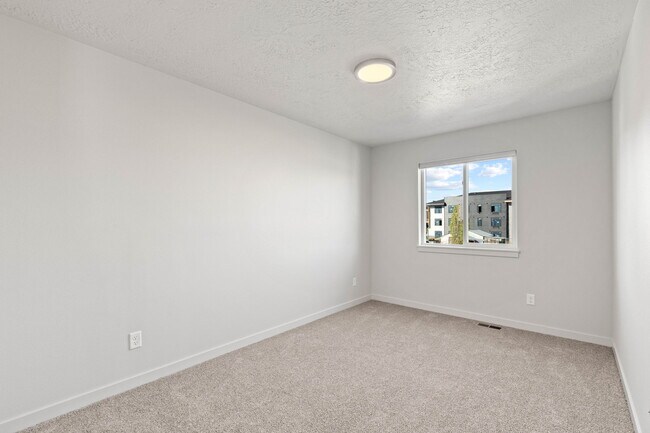 Building Photo - 214 S Woodlawn Rd