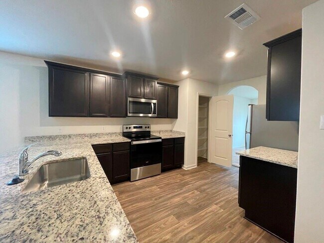 Building Photo - 305 Cres Park Dr