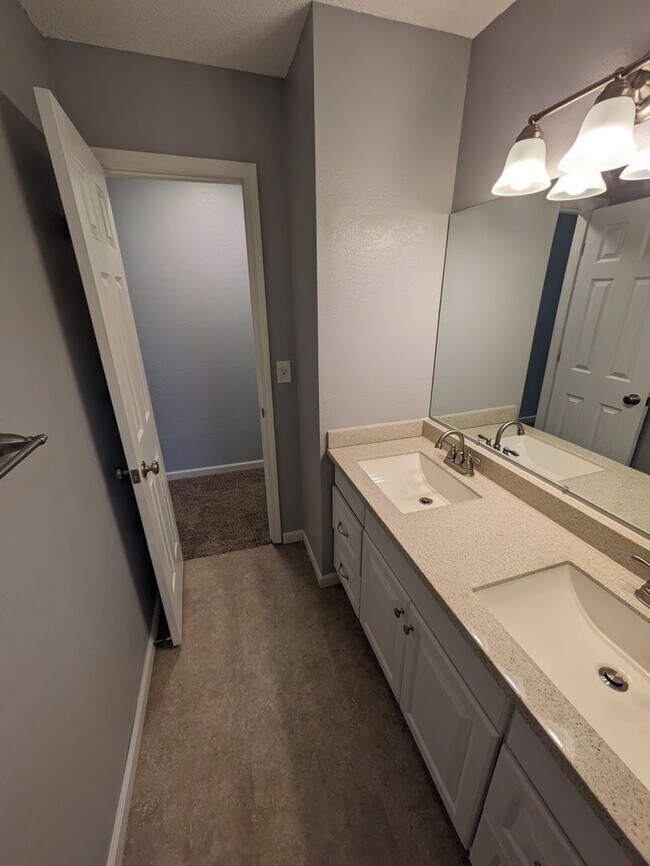 Building Photo - 307 NE Timbercreek Dr